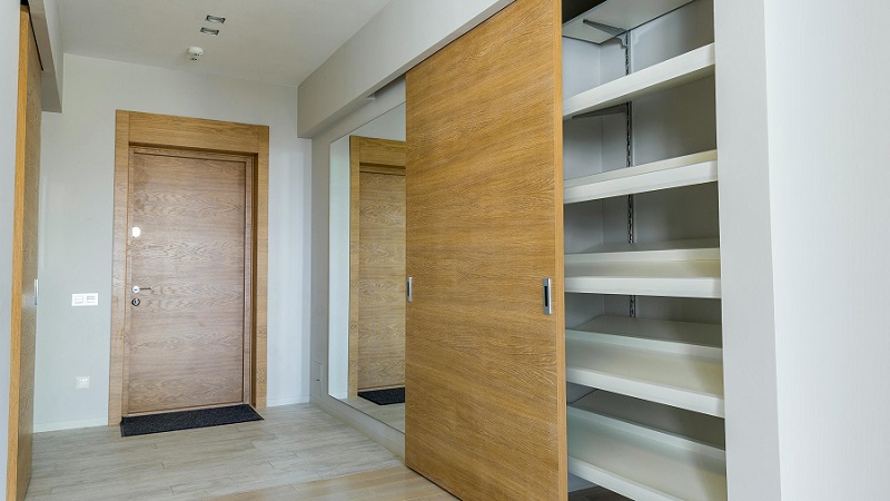 Tolóajtó kis terekben: hogyan érhető el a csendes és sima működés?