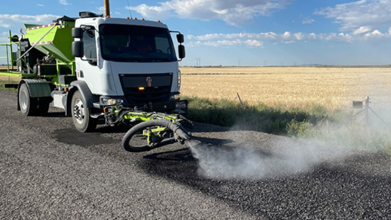 Két perc alatt eltűnik a kátyú – Egy ember is elég ennek az útjavító teherautónak a működtetéséhez