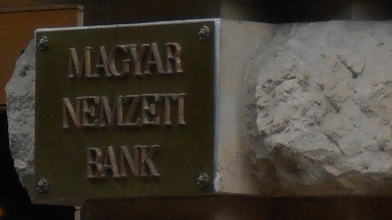 Az alapkamaton nem változtatott, a GDP-prognózist viszont alaposan lerontotta a jegybank