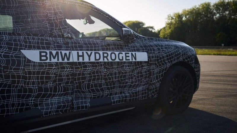 Új korszakot nyithat a BMW: egy tankolással 750 kilométert ígér a hidrogénes X5