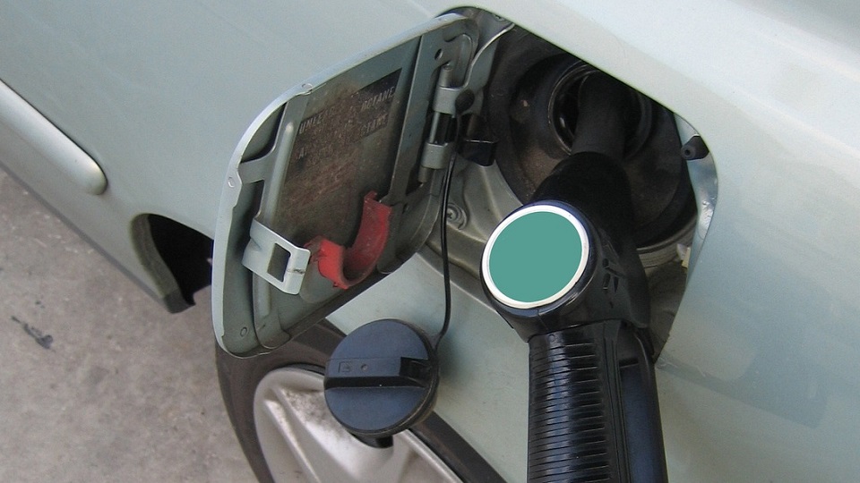 Jelentős volt a magyarországi „üzemanyag-árelőny” 2026 márciusában