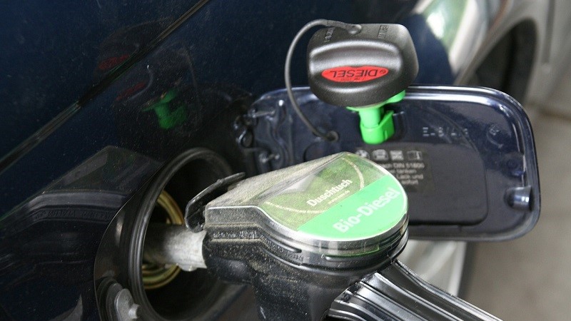 Benzinár: 389 forint, gázolajár: 411 forint péntektől a magyar kutakon