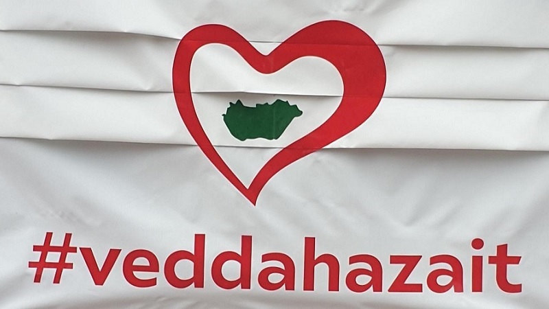 Maszkos plakátkampányba kezd a #veddahazait
