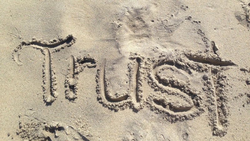 Az újságírókban és a politikusokban bízik legkevésbé a világ