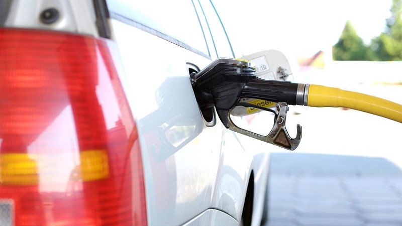Benzinár: 413 forint, gázolajár: 427 forint péntektől a magyar kutakon