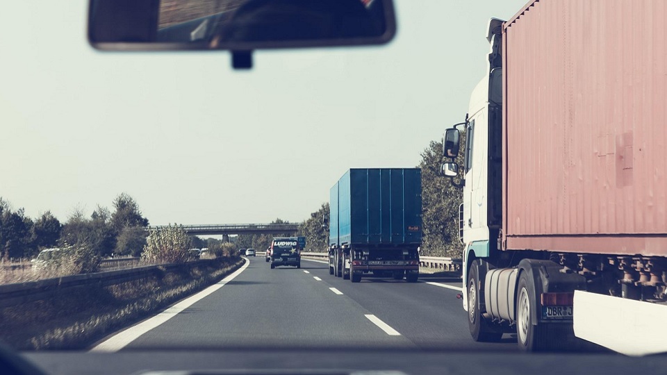Április végéig fuvarozási engedély nélkül közlekedhetnek az ukrán teherautók