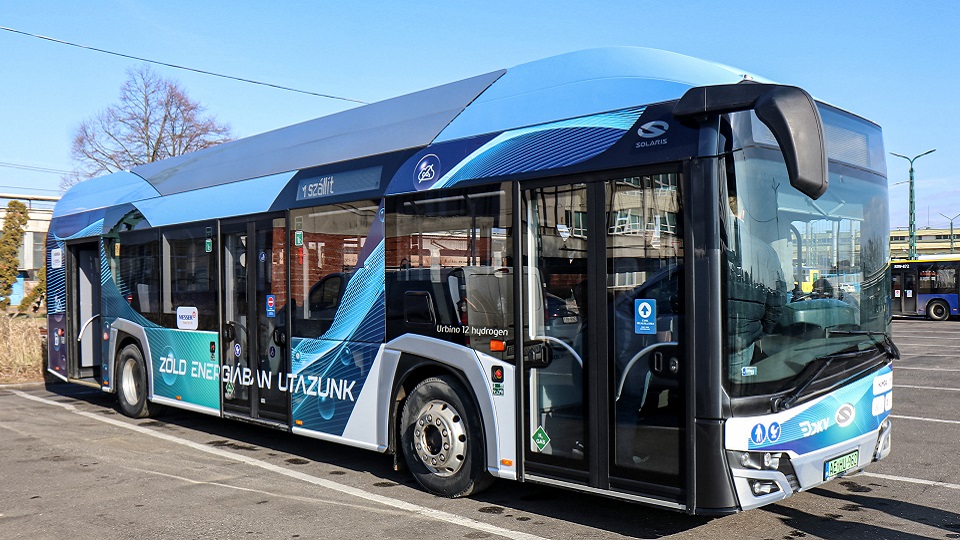 Három hidrogén üzemanyagcellás és három akkumulátoros elektromos autóbusz áll forgalomba a HUMDA támogatásával
