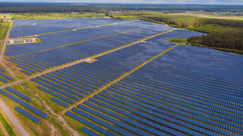 Megnyílt a legnagyobb naperőmű a világon – Egy kisebb országnak elég energiát termel